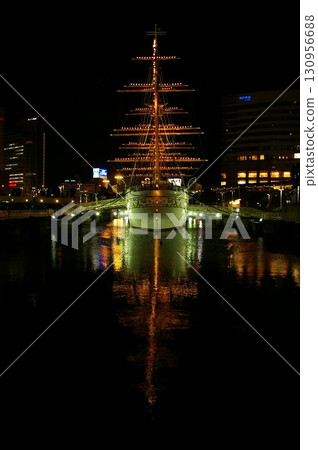 日本丸帆船紀念公園在夜晚亮起燈光，可欣賞美麗的夜景。 130956688
