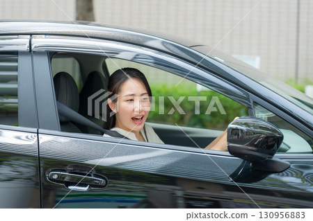 女人開車驚慌失措 130956883