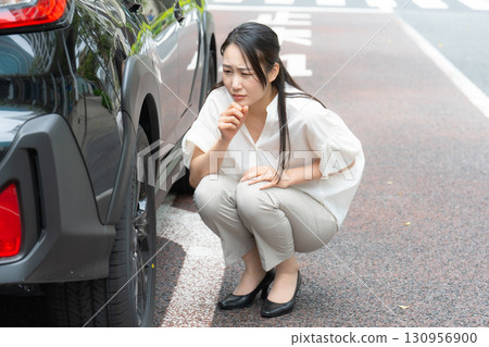 檢查汽車的女人 130956900