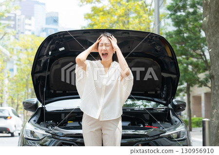 一名婦女因汽車故障陷入困境 130956910