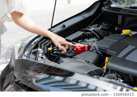 汽車引擎室手 130956913