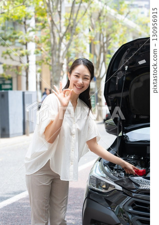 女子檢查車輛正常 130956915