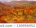 一座變成紅色葉子的山 130956952