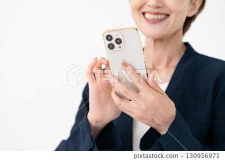 一個操作智能手機的女人 130956971