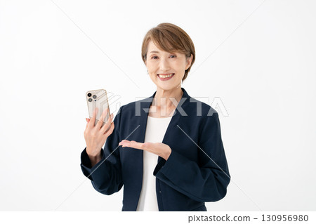 有智慧型手機的女人 130956980