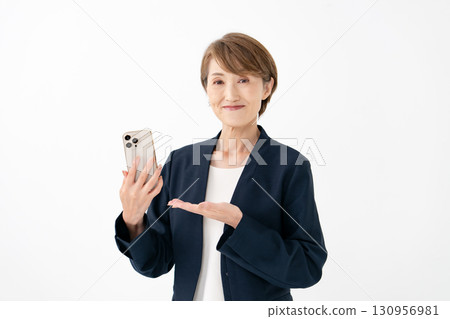 有智慧型手機的女人 130956981