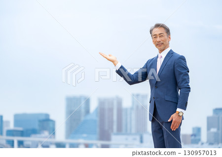 商人，建築物，揮舞著他的手 130957013