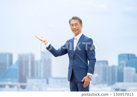 商人，建築物，揮舞著他的手 130957015