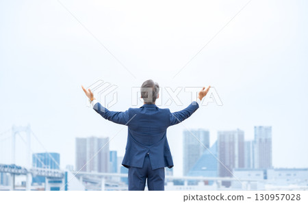 商人、建築物、張開的雙臂 130957028