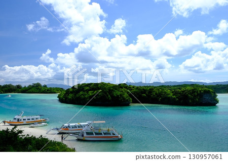 從石垣島川平展望公園看到的川平灣 從石垣島川平展望公園看到的川平灣 130957061