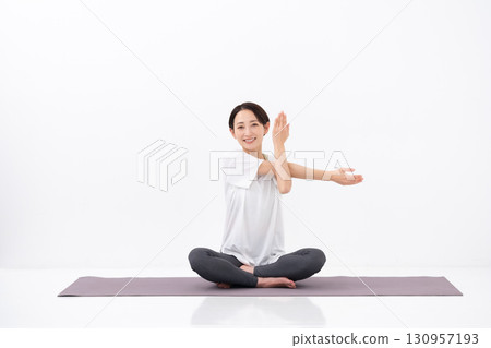 做瑜伽的女人 130957193