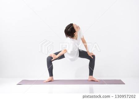 Women who do yoga Women who do yoga 130957202