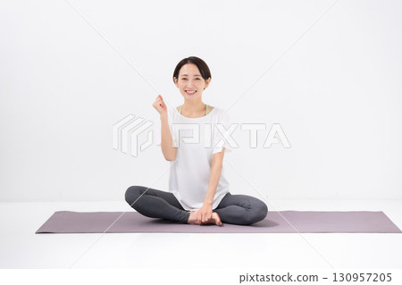 女人做瑜伽，勇氣姿勢 130957205