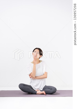 女人做瑜珈思考 130957208