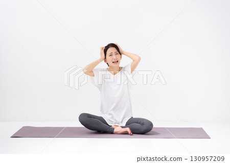 做瑜伽的女人抱著頭 130957209