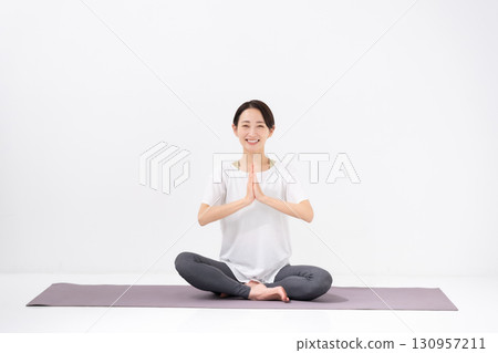 Women who do yoga 130957211