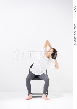 做椅子瑜珈的女人 130957220