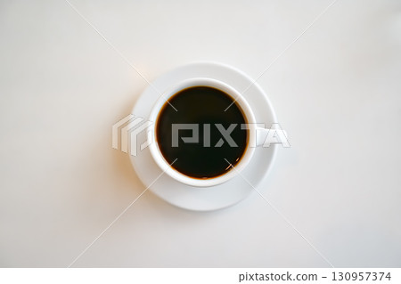 白色背景下的咖啡 130957374