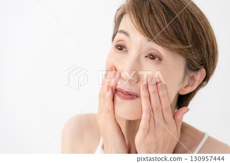 Beauty woman cheek 130957444