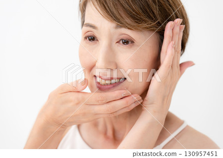 美麗的女人臉頰 130957451