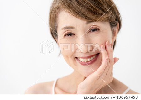 Beauty woman cheek 130957458