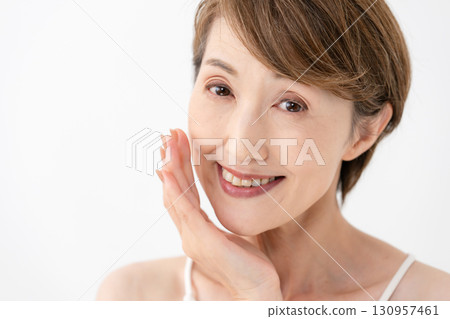 美麗的女人臉頰 130957461