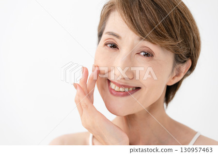 美麗的女人臉頰 130957463