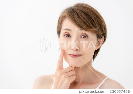 Beauty woman cheek 130957466