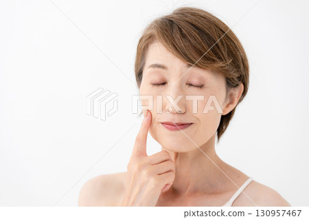 Beauty woman cheek Beauty woman cheek 130957467