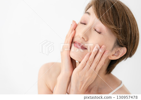Beauty woman cheek 130957478