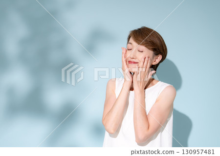 Beauty Woman Shadow 130957481