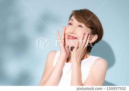 Beauty Woman Shadow 130957502