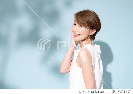 Beauty woman 130957537