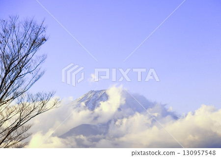 從時之棲眺望雲霧繚繞的富士山 從時之棲眺望雲霧繚繞的富士山 130957548