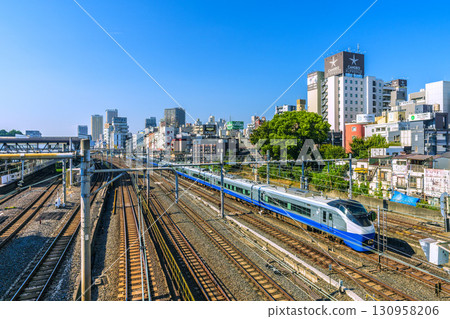 東京都市風景在日本旅館街道等看法在Uguisudani駐地前面 130958206