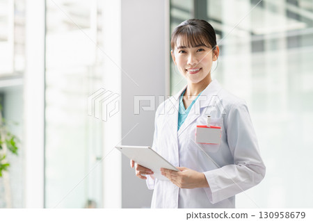 在醫院工作的年輕女醫生 130958679