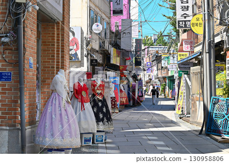 Scenery of the back alleys around Gyeongbokgung Palace [Seoul, South Korea] 130958806