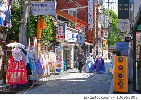 Scenery of the back alleys around Gyeongbokgung Palace [Seoul, South Korea] 130958808