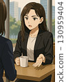 動漫繪畫，美麗的辦公室女士，在公司咖啡館與同事積極交談 130959404
