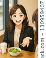 動漫圖畫，美麗的辦公室女士，在公司咖啡廳吃午餐時與同事聊天 130959407