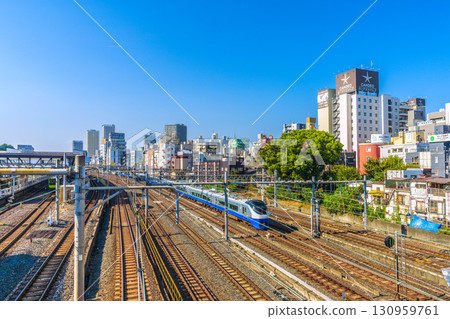 東京都市風景在日本旅館街道等看法在Uguisudani駐地前面 130959761