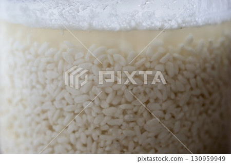 用剛開始起泡的乾麴菌新鮮混合的自製鹽麴菌。 130959949