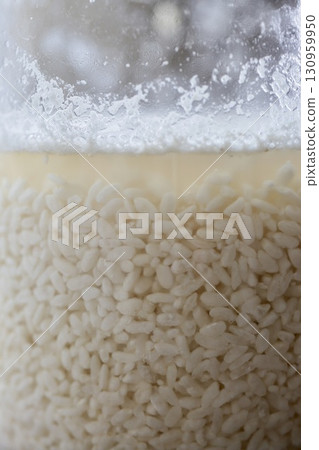 用剛開始起泡的乾麴菌新鮮混合的自製鹽麴菌。 130959950