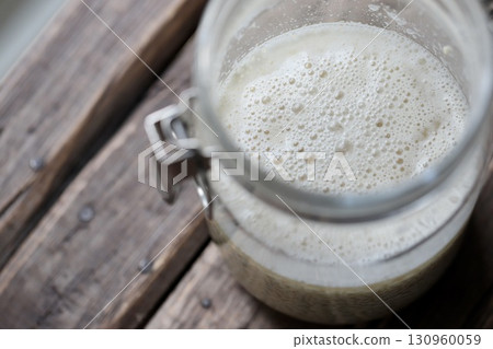用剛開始起泡的乾麴菌新鮮混合的自製鹽麴菌。 130960059