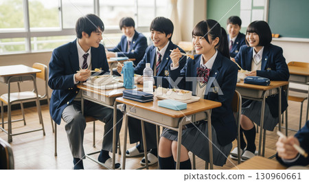 高中女生在教室裡吃午餐 130960661