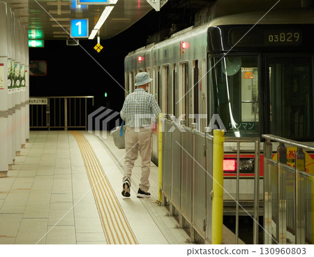 Scene of a senior man boarding a train on the platform at Hokuriku Railway Kanazawa Station 130960803