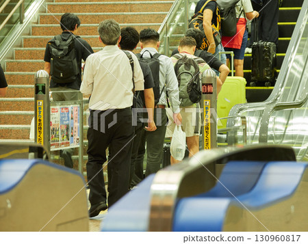 通勤上班族和外國遊客透過金澤站新幹線檢票口 130960817