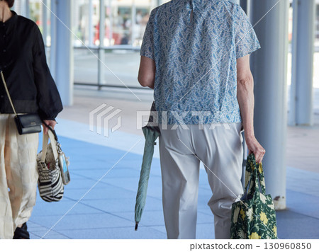夏日清晨，老年婦女在城市商業區散步 130960850