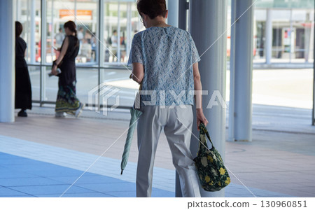 夏日清晨，老年婦女在城市商業區散步 130960851