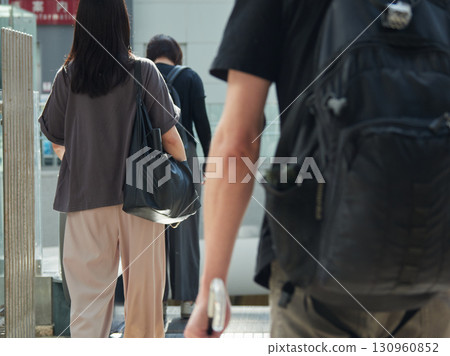 夏日早晨，男性和女性上班族步行去上班 130960852